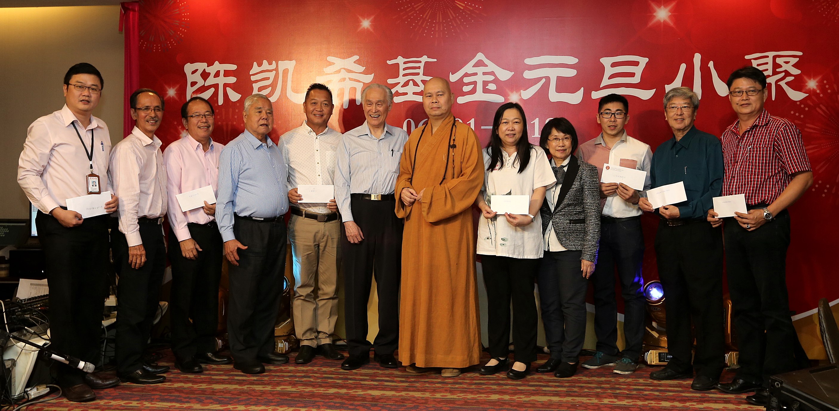 受惠单位领取支票后合影。左起为郭富广、张北琛、戴国光、陈金稳、颜俊才、陈凯希、明吉法师、潘碧华、谢爱萍、沈国民、杜代庆及李至尊。