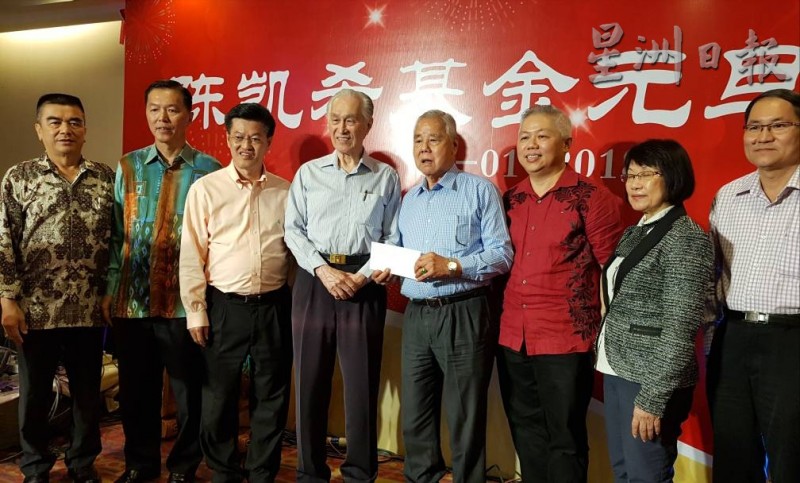 陈金稳（右四）代表陈氏书院领取支票；左一起为财政陈师明、副会长拿督陈治年、署理会长陈祈福及陈凯希；右一起为文史顾问陈亚才、陈凯希基金秘书处执行长谢爱萍及秘书长陈国展。
