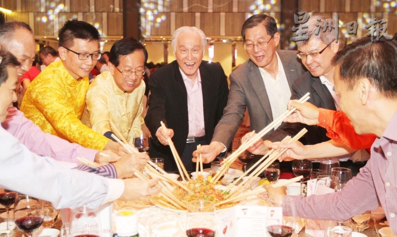 陈凯希（左五）与众人一同捞生贺年。左一起刘鸿辉、丘观庆、陈金泉和陈友信；右一起陈漳涣、陈景岗和林宽城。