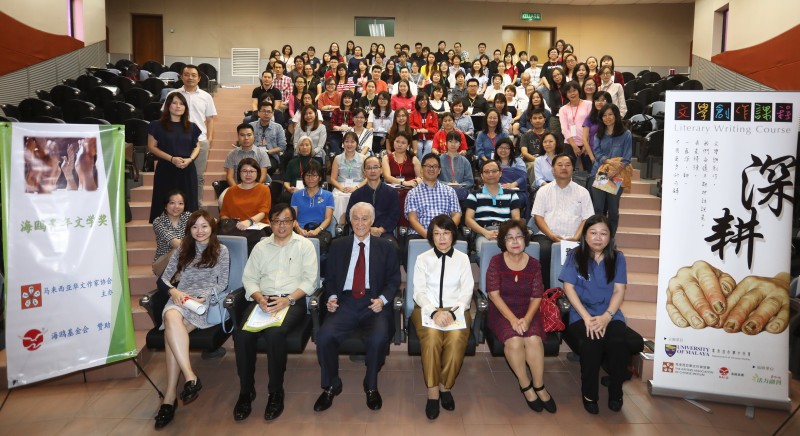 陈凯希（前排左三）为第二届海鸥青年文学奖主持推介礼后，与参与深耕文学创作课程的作家合照。前排右一起为潘碧华、曾沛和谢爱萍，左一起为蔡晓玲和胡清朝。