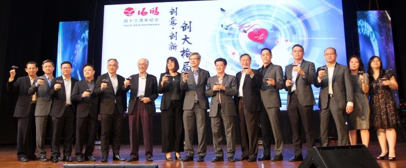 海鸥集团庆祝成立43周年纪念，高层向出席者敬酒。左六起为陈凯希、陈萌龄、陈景岗及陈祈福。