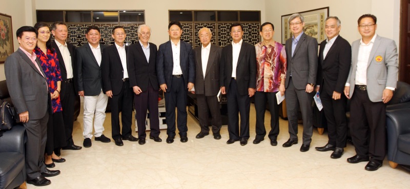 陈祈福（左起）、刘东源、张裘昌、林绅文、郑今智、陈凯希、白天、林玉唐、方天兴、陈友信、陈景岗、丘观庆及李中平在活动开始前合影。