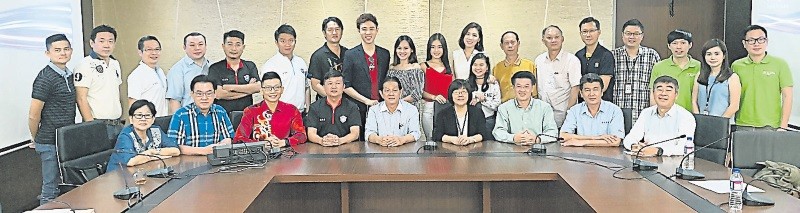 星洲日报与海鸥基金将于本月29日晚上7时，配合巴生滨华中学董事部、校友会、家协及全校师生联合发动筹募综合体育馆建设基金举办“爱华教义演”，筹款目标为1500万令吉。前排左起为许秋兰、张赐兴、陈金泉、陈峋吉、颜来发、吴丽琪、陈祈福、陈峋鸣和叶啸。