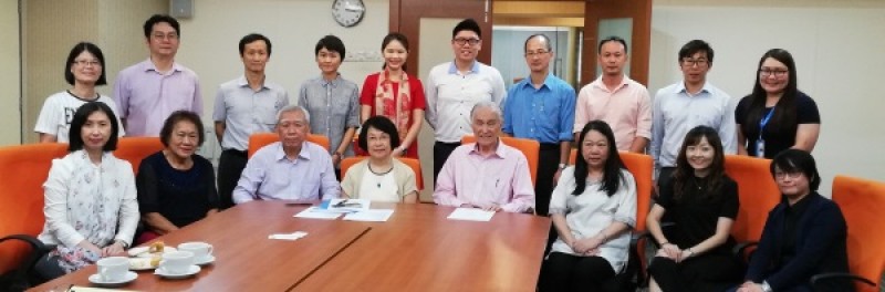 陈凯希（前排中）主持移交“赠书计划”仪式后和受惠单位合影。前排左起为陆素芬、陈润齐、谢思亮、谢爱萍；前排右起为纪似荷、蔡晓玲及潘碧华。后排左起为为高丽萍、詹缘端、洪天赐、许雅文、陈素嘉、吴振声、郑庭河、李忠致、沈国明及吴咏芩。