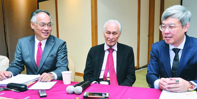 From left: Hew, chairman Tan Kai Hee and MD Tan Keng Kang speak to the press following Hai-O’s recent AGM.
