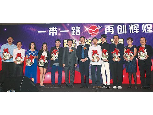 陈祈福（左6起）和冷斌一同颁发杰出销售奖给10家业绩表现良好的商家。