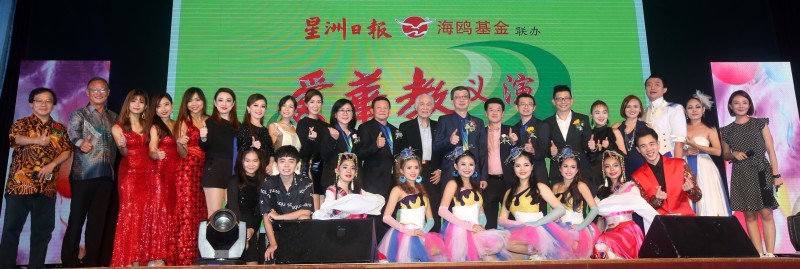 一众参演歌手与敦陈修信华小董家协成员合影。站者右六起为陈金泉、吴全海、陈祈福、林福山、陈凯希、林金辉及刁嫒婷。