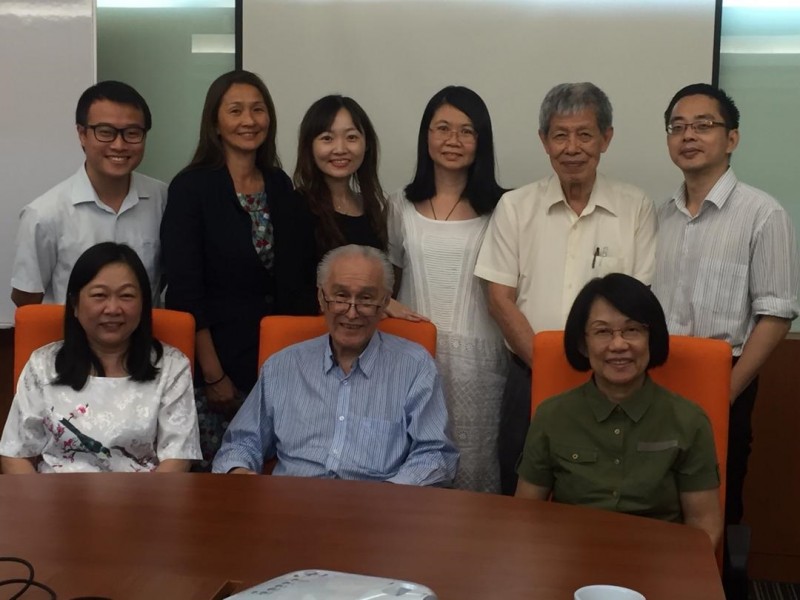 深耕文学课程一行拜访海鸥基金成员，前排左起是马大中文系系主任潘碧华，海鸥集团执行董事主席陈凯希与海鸥基金信托人谢爱萍；后排左一起为李振鸿及蔡晓玲（左三）及海鸥集团员工。
