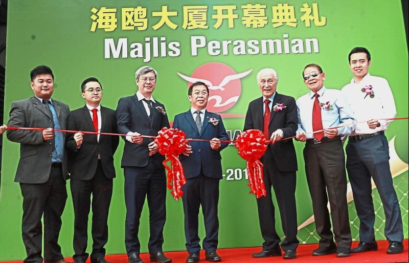 (From left) Bukit Bintang MP Fong Kai Lun’s political secretary Lee Bing Hong, special officer of Malaysia-China business council Liow Yan Shen, Keng Kang, Kok Wai, Kai Hee, Menara Hai-O Management Corporation committee member Foong Kai Ming and Menara Hai-O Management Corporation committee member An Li Fong at the ribbon-cutting ceremony.