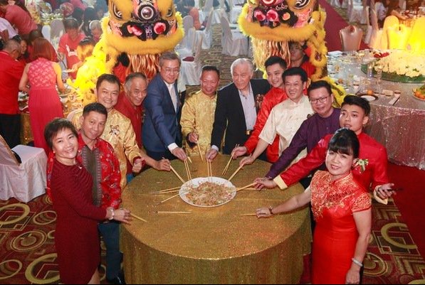 陈景岗（左5起）、陈添财、陈凯希、李嘉进及陈祈福等贵宾，喜气洋洋齐捞生。