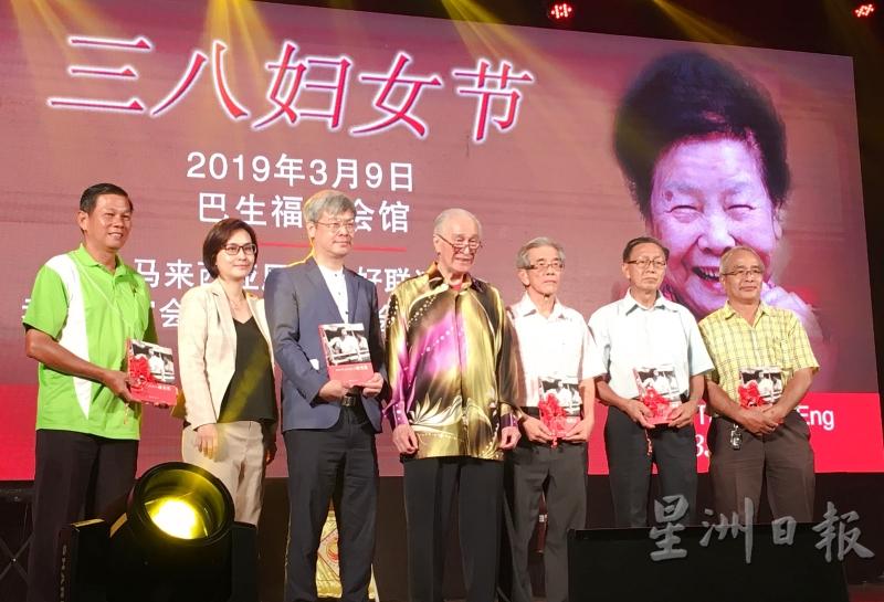 陈凯希（中）在儿女陈景颂（左二起）及陈景岗的陪同下，赠送陈秀英纪念文集予联办4个单位代表。左为巫振发、右起是黄金龙、谭亦驹及黄柏森。