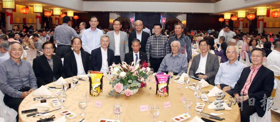 马来西亚重要的社团领袖出席海鸥集团44周年庆晚宴。前排左起为丘观庆、许春、 杨天培、陈景岗、陈辰、陈凯希、林宽城、廖深仁和郑今智； 后排左起为刘鸿辉、李中平、陈利良、陈祈福和马汉坤。