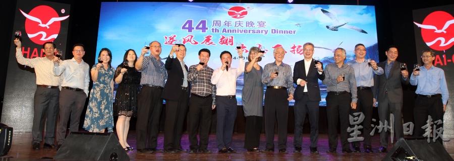 海鸥集团领导向出席的嘉宾敬酒。左六起为周芝简、陈祈福、 陈锦祥、陈萌龄、陈凯希、陈景岗和丘观庆。