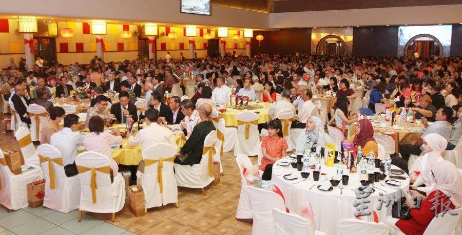 海鸥集团于周一在巴生福建会馆大礼堂庆祝创立44周年庆， 除了宴请一众员工，也邀请国内的社团领袖出席，场面隆重热闹。