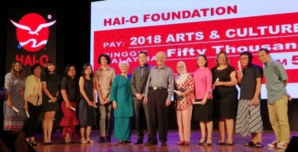 陈凯希（右六）、谢国威（右七）与5位评审人（由右至左）叶绍斌、杜志宏、莎米拉、碧儿绮丝及代表国家文化与艺术总监的艾茵，以及7位得奖者。
