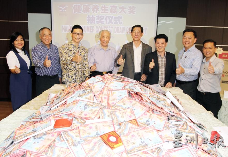 海鸥“健康养生赢大奖”有奖竞赛昨日抽奖，并公布70名幸运儿。左起为关金芝、丘观庆、陈金泉、陈凯希、林宽城、陈祈福、陈劲仁及陈漳涣。