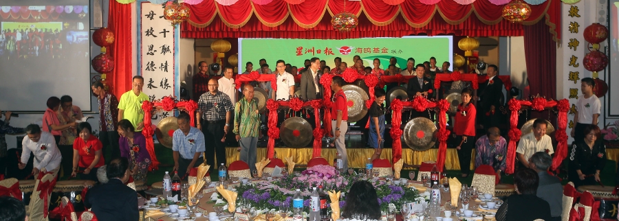 许顺展(第三排左起)、陈金泉、林宽城、陈祈福及王睦端带领众嘉宾为吉胆岛华联华小“爱华教义演”进行鸣锣仪式。