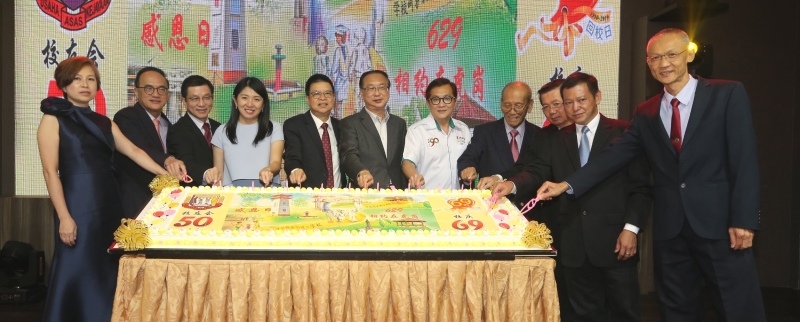 彭雯漾（左一起）、李之亮、曾华健、杨美盈、叶国煌、出德隆、许春、陈孟通、蔡树民、颜荣锦和戴正钧一同进行切蛋糕仪式。