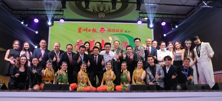 6月29日的爱华教义演完美落幕，台前歌手表演者和幕后筹委会成员及嘉宾竖起拇指喊赞。