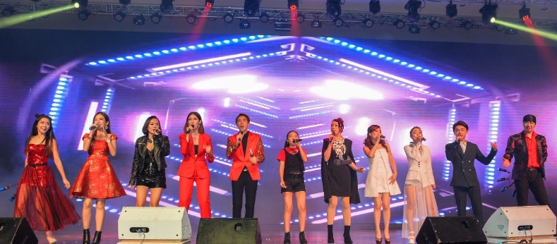 全体艺人合唱青春舞曲为义演掀开序幕。