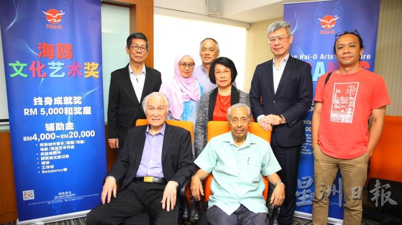 陈景岗（后排右二）为海鸥文化艺术奖主持推介礼；前排左起为陈凯希和丹斯里奥斯曼卡欣，后排左起为梁家兴、希达雅杜、丘观庆和谢爱萍，后排右为叶绍斌。