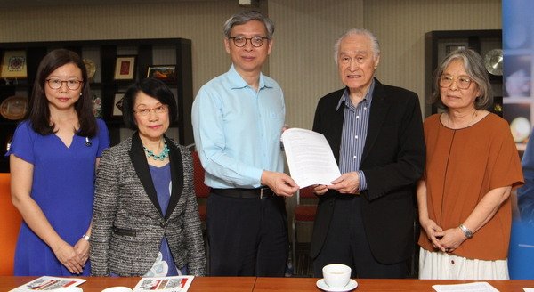 陈凯希（右二）移交10万令吉奖学金予莫顺宗。左起为伍燕翎及谢爱萍。右为黄永宝。