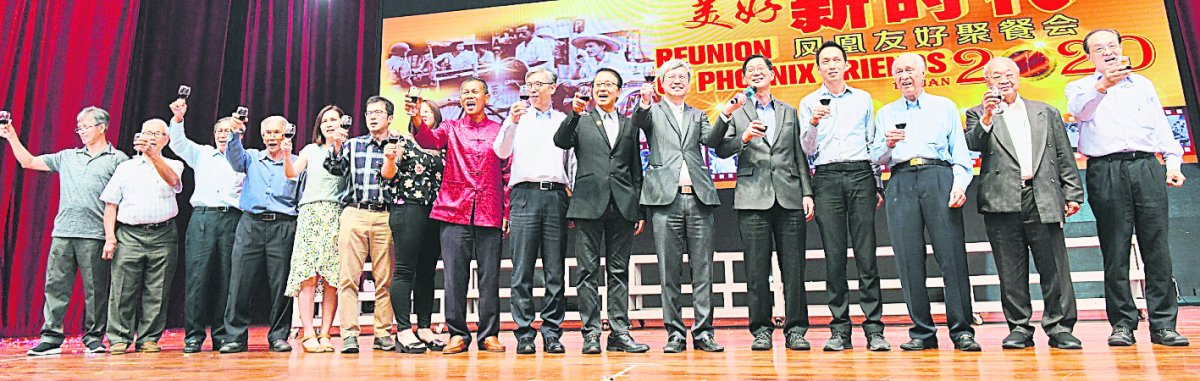 陈景岗（右6）率领众贵宾向来宾敬酒，右2起林玉唐、陈凯希、欧阳捍华、林宽城。左9及10为莫顺宗与杨有为。