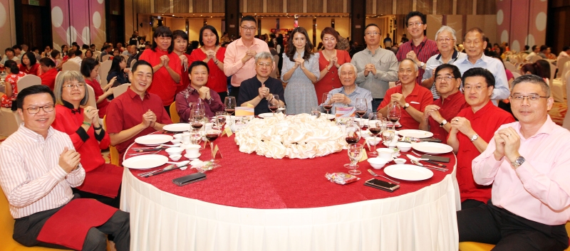星洲日报中马区副总经理郭富广（后左四起）和业务经理李美玲，率领星洲日报媒体同仁，和海鸥集团高层一同拜年。前左一起谭育麟、陈萌龄、谢国威、陈锦祥、陈景岗、陈凯希、丘观庆、黄泽荣、陈祈福及张景量。