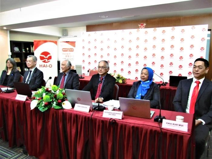 陈萌龄（左起）、陈景冈、陈凯希、丘观庆、哈嘉鲁哈娜斯及谢国威在股东大会之后回答媒体的提询。