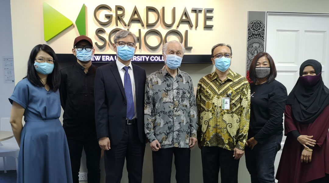 陈凯希（左4）与获奖同学合影，左起为颜沛絃、张吉安、莫顺宗；右起为菈哈、谢素凤及万达生。