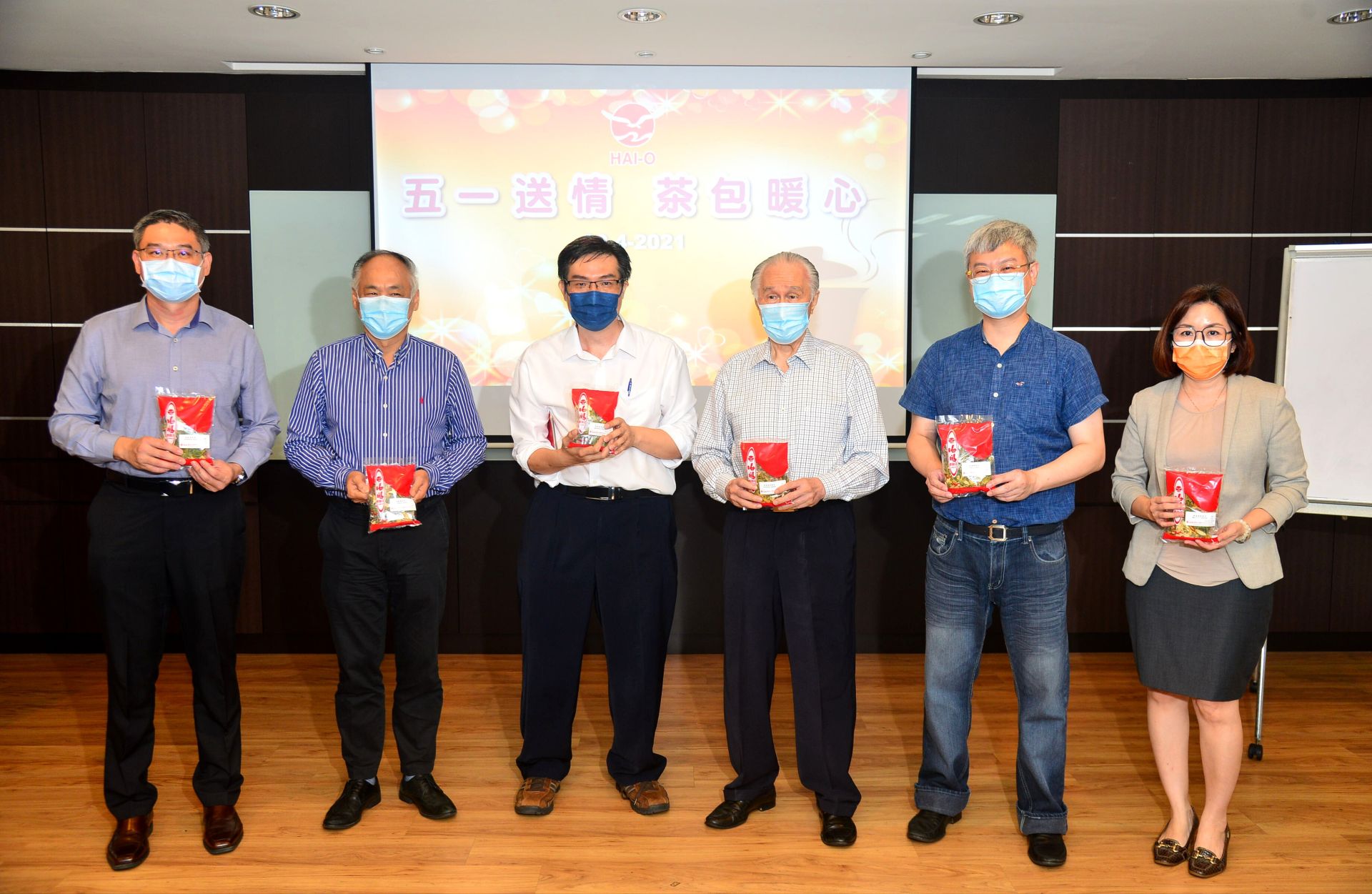 由海鸥基金主办、海鸥中心联办的“五一送情·茶包暖心”活动日前举行推介礼，出席嘉宾左起张景量、丘观庆、赖怡行、陈凯希、陈景岗和陈润群。
