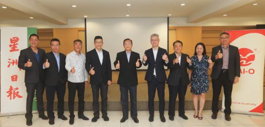 星洲与海鸥签约后，全体嘉宾合影。左起为谢国威、陈栐劤、叶啸、陈金泉、许春、陈景岗、谢启祥、陈润群及张景量。