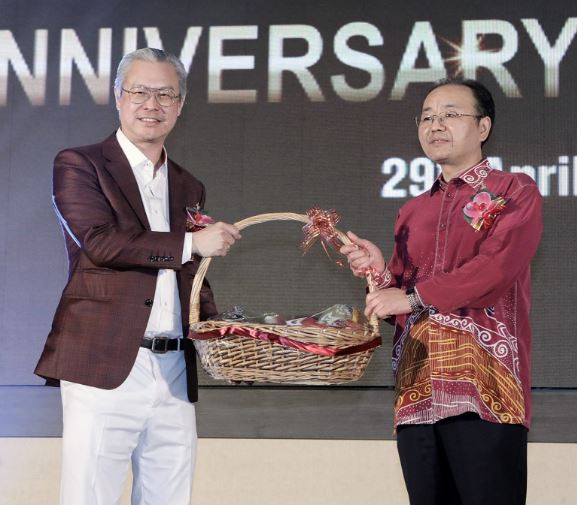 陈景岗（左）赠送纪念品给中国驻马特命全权大使欧阳玉靖。