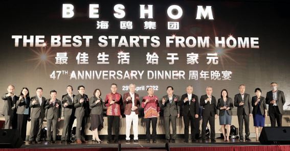 (From eighth left) Selangor executive councillor Datuk Teng Chang Khim, Tan, China’s ambassador to Malaysia Ouyang Yujing and Beshom key management making a toast at the 47th anniversary dinner. (Masks were removed temporarily for this photo).