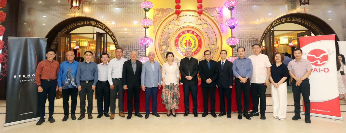 陈景岗（左九）与所有嘉宾合影。左起为陈金泉、陈利良、易鸣、吴义民、李成章、丘观庆、陈志勇及马翠宏；右起是曾华健、叶月眉、赖贞瑝、刘鸿辉、王军及许春。