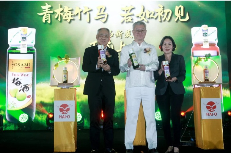 陈景岗（中）在丘观庆（左）及陈润群（右）陪同下，在2025海鸥云顶之夜晚宴上推介梅酒与紫苏梅酒。