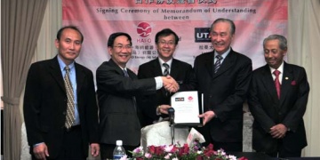 Exchanging of documents between Prof. Chuah and Tan Kai Hee. Looking on (left to right): Suvit Lee, Dr. Hou Kok Chung and Tan Sri Osman Cassim.