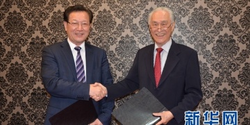 Director manager of Malaysian Hai-O Group Tan Khai Hee (right) and general manager of Xinhuanet Malaysia Channel Xia Baowen sign official cooperative agreement in Bandar Klang, Malaysia, Jan. 22, 2014