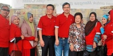 All packed: Hai-O general manager Teoh Nee Siang (fourth from left), group chief operating officer Tan Keng Kang (fifth from left) and group treasurer Tan Siew Eng.