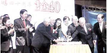 In high spirits: Tan (sixth from right), Hai-O Enterprise chairman Tan Sri Osman S.Cassim (seventh from right) and other guests celebrating Hai-O's 40th anniversary.