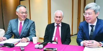 From left: Hew, chairman Tan Kai Hee and MD Tan Keng Kang speak to the press following Hai-O’s recent AGM.