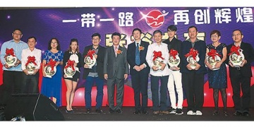 陈祈福（左6起）和冷斌一同颁发杰出销售奖给10家业绩表现良好的商家。