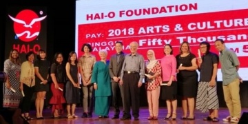 陈凯希（右六）、谢国威（右七）与5位评审人（由右至左）叶绍斌、杜志宏、莎米拉、碧儿绮丝及代表国家文化与艺术总监的艾茵，以及7位得奖者。