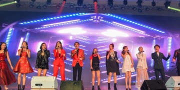全体艺人合唱青春舞曲为义演掀开序幕。