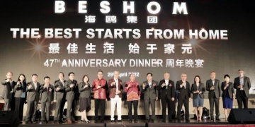 (From eighth left) Selangor executive councillor Datuk Teng Chang Khim, Tan, China’s ambassador to Malaysia Ouyang Yujing and Beshom key management making a toast at the 47th anniversary dinner. (Masks were removed temporarily for this photo).