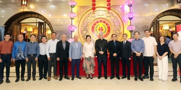 陈景岗（左九）与所有嘉宾合影。左起为陈金泉、陈利良、易鸣、吴义民、李成章、丘观庆、陈志勇及马翠宏；右起是曾华健、叶月眉、赖贞瑝、刘鸿辉、王军及许春。